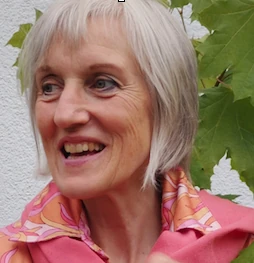 Ulrike M. Walter blickt zur linken Seite